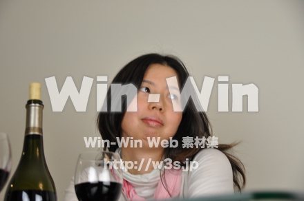 ワインと女性の写真素材 W-000995