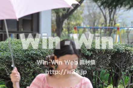 傘と女性の写真素材 W-000997