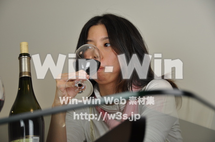ワインと女性の写真素材 W-001037