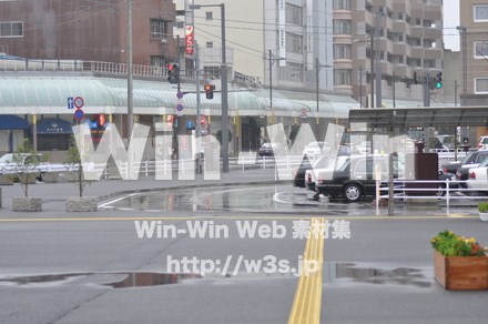 福井駅前（雨の福井）の写真素材 W-005348