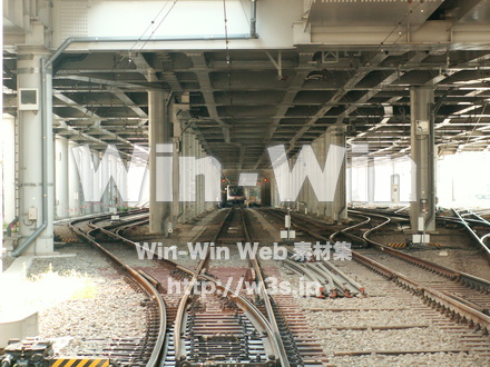 元住吉駅の線路の写真素材 W-007534