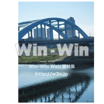 川面に映る丸子橋の写真素材 W-013257