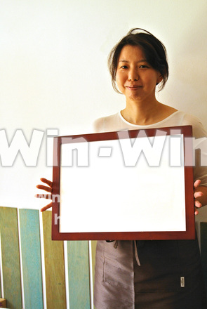 看板を持つ女性の写真素材 W-017961