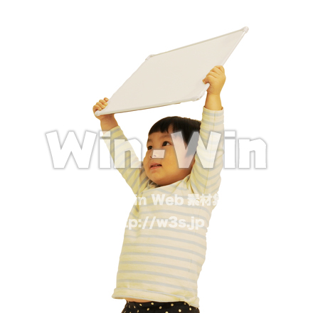 ホワイトボードを持つ子供の写真素材 W-020351