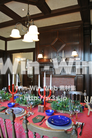 西洋館のクリスマスのテーブルコーディネートの写真素材 W-021513