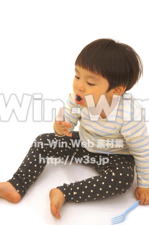 葡萄を食べる３歳児の写真素材 W-020334