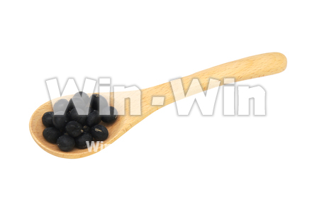 黒大豆スプーンの写真素材 W-022089