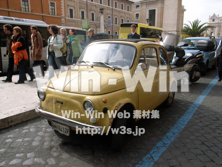 イタリア　黄色い車の写真素材 W-009379