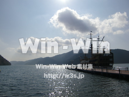 芦ノ湖と海賊船の写真素材 W-011849
