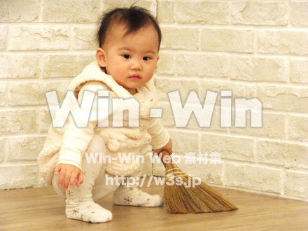 掃除する赤ちゃんの写真素材 W-020344